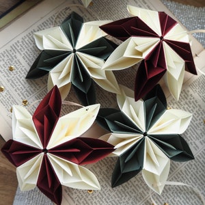 Set di 2 decorazioni natalizie con fiocchi di neve in carta bordeaux e verde foresta / Ornamenti vintage per casa vacanze Dark Academia / Decorazioni con stelle di Natale