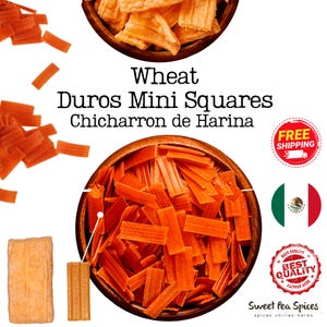 Puede incluir: Un bol de mini cuadrados de trigo naranja, también conocidos como chicharron de harina, un aperitivo mexicano. El bol está sobre un fondo blanco con una etiqueta de envío gratuito y una bandera mexicana.