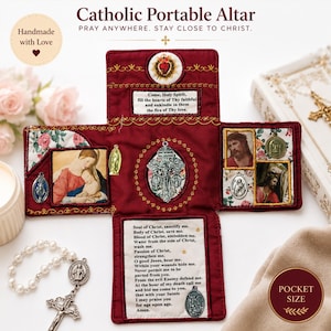 Puede incluir: Un altar portátil de tela color burdeos con imágenes religiosas bordadas, que incluye un crucifijo central, imágenes de la Virgen María y Jesús, y oraciones impresas. La pieza incluye pequeñas medallas religiosas de metal y detalles de tela floral.