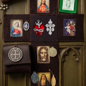Könnte beinhalten: Ein braunes Filzkreuz-Display mit verschiedenen religiösen Ikonen, darunter Bilder von Jesus, Maria und dem heiligen Josef. Das Display enthält Metallanhänger, eine Benediktusmedaille, einen roten Herzanhänger und einen grünen Filzaufnäher.