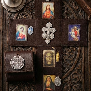 Katholisches Reise-Altar-Set mit Medaillen und Heiligenbildern der Mutter Maria, des Heiligen Josef, des Heiligsten Herzens Jesu und des Heiligen Antlitzes Jesu