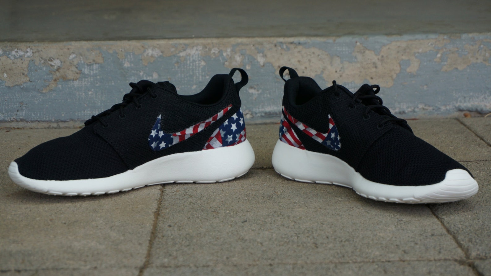 red white and blue nike roshe