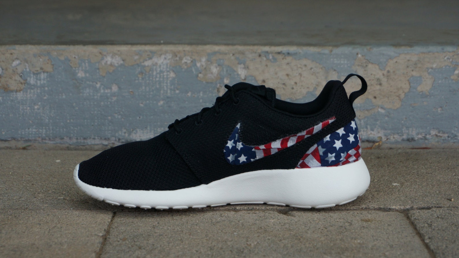 red white and blue nike roshe