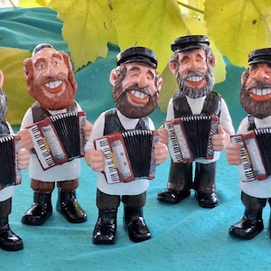 Klezmer, jüdischer Musiker mit Akkordeon. Keramikfigur.