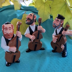 Figura de cerámica de un músico judío klezmer con contrabajo.
