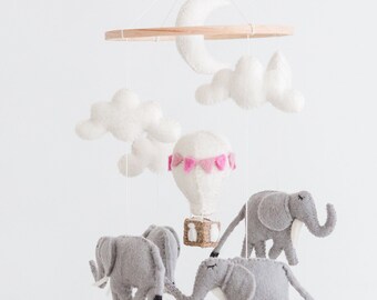 Móvil para bebé con forma de globo aerostático y elefante de fieltro