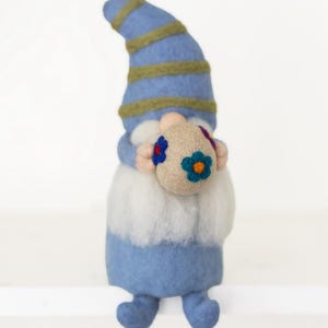 Easter Gnome with Egg / Handmade Felt Gnome Holding Easter Egg / Spring Shelf Decor / Easter Decoration / Easter Spring Figurine