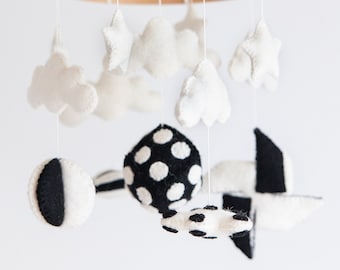 Móvil en blanco y negro: móvil infantil de fieltro de lana de alto contraste