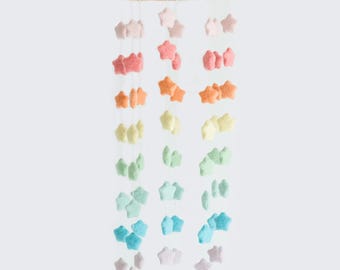 Móvil de estrellas arcoíris en tonos pastel: Decoración hecha a mano en fieltro de lana para la habitación del bebé y para baby showers.