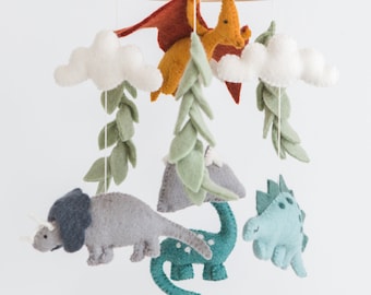 Móvil de dinosaurios de fieltro de lana hecho a mano: decoración infantil inspirada en la naturaleza.