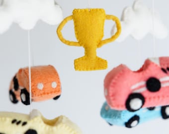Coche de carreras móvil: Decoración infantil de fieltro de lana hecha a mano