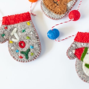 Christmas Decor/Mittens Garland/Holiday Banner/Hanging Wall Decor/X-Mas Decoration/Reusable Party Supplies/Holiday Home Decor