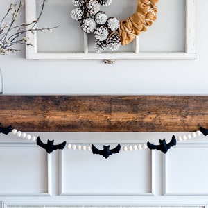 Halloween Garland / Bat Decor / Halloween Decoration / Fall mantel / Halloween Decor / Bat Decor