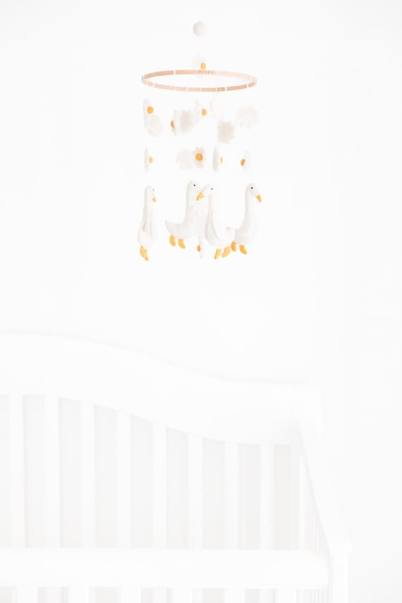 Goose nursery mobile / Duck Floral mobile / Goose theme nursery / floral Baby Shower / Daisy Mobile / Baby shower gift / New baby Gift