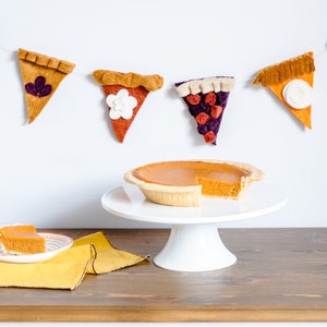Pie Decoration / Fall Pie garland / Thanksgiving Pie Garland / Thanksgiving mantel/ Fall Decor / Thanksgiving Decor / Pumpkin Pie Garland /