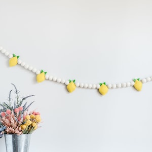 Lemon Garland: Summer Party Lemonade Decoration