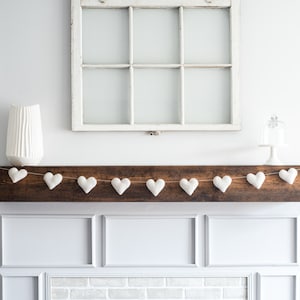 Guirnalda de corazones blancos para San Valentín: Decoración de chimenea con temática de amor