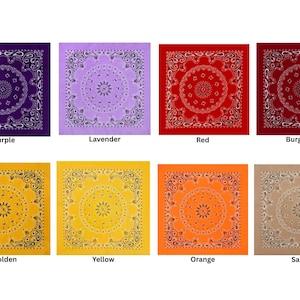 Puede incluir: Una colecci&oacute;n de ocho pa&ntilde;uelos cuadrados con un patr&oacute;n de cachemira tradicional en colores morado, lavanda, rojo, burdeos, dorado, amarillo, naranja y arena. Cada pa&ntilde;uelo muestra un motivo circular central rodeado de intrincados dise&ntilde;os de borde.