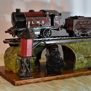 Hornby Clockwork Model Train Setting 2 Locos And Tender With Tunnel