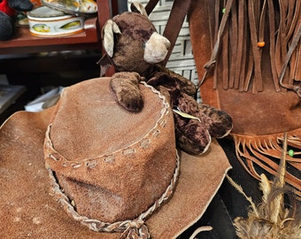 Ensemble cadeau vintage en cuir avec gilet à franges, chapeau et sac, plumes et petit ours