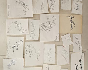 Firmas deportivas en trozos de papel. Muchas. Buen estado. Desconocido.
