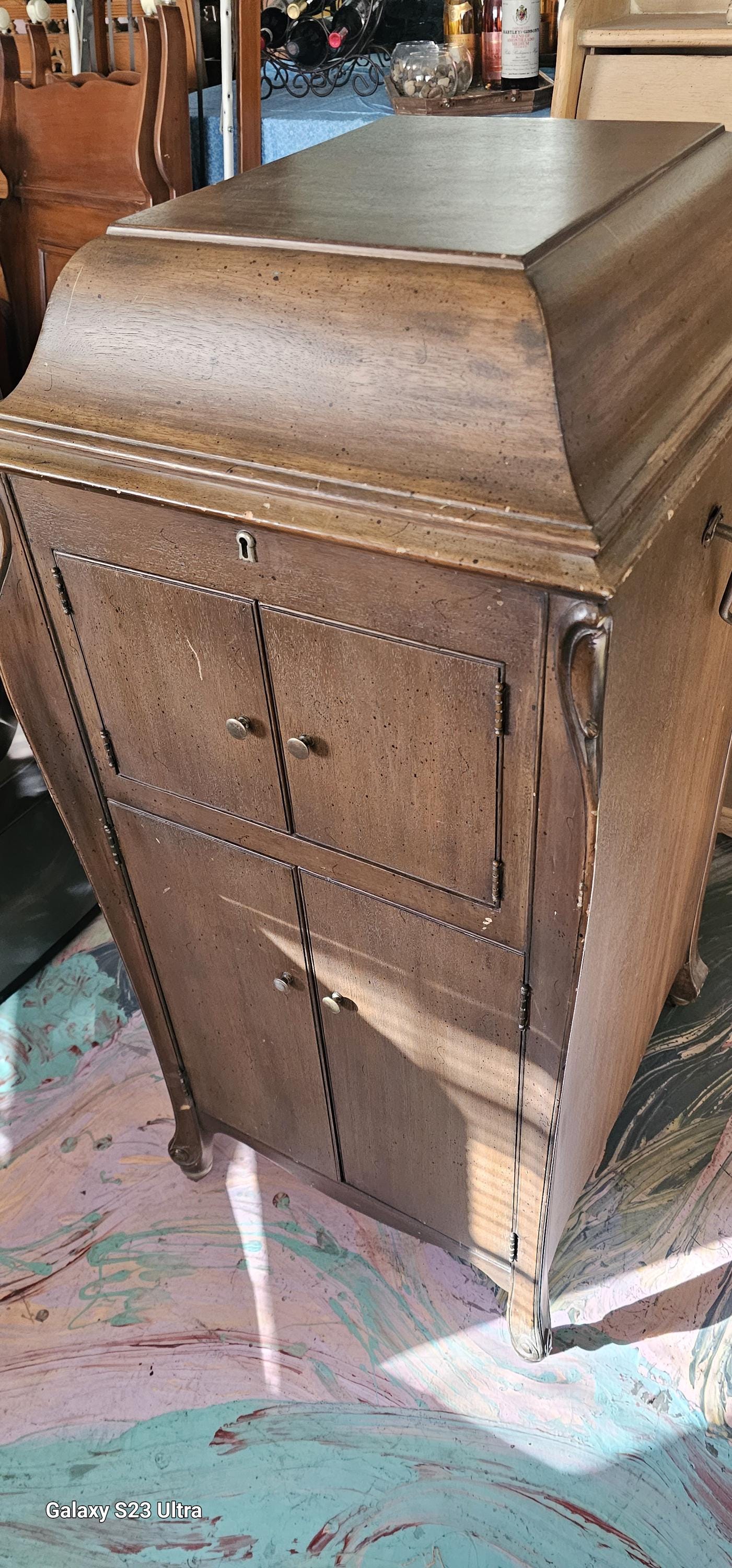 Antique Victor Victrola XI Tipe J Phonograph Cabinet Record Player W Records and accessories size 46x23dx19 1915-16s