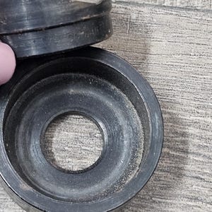 Puede incluir: Un juego de tres tazas de cer&aacute;mica con un acabado moteado y mate. Las tazas son en tonos crema, gris claro y gris oscuro. Cada taza tiene un dise&ntilde;o simple y minimalista, ideal para caf&eacute; o t&eacute;.