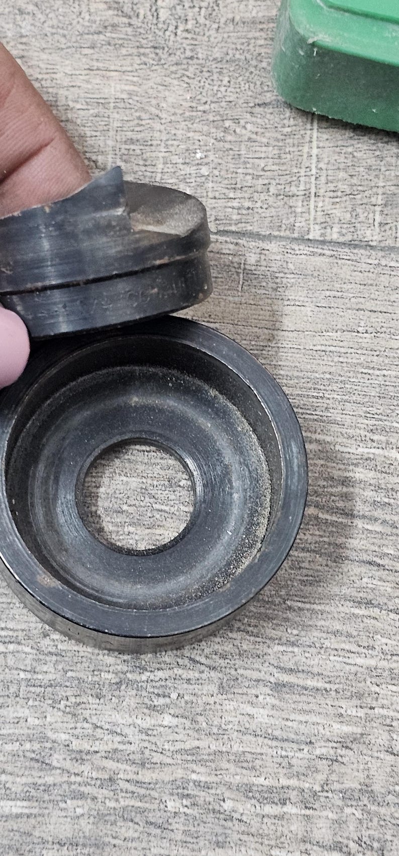 Puede incluir: Un juego de tres tazas de cer&aacute;mica con un acabado moteado y mate. Las tazas son en tonos crema, gris claro y gris oscuro. Cada taza tiene un dise&ntilde;o simple y minimalista, ideal para caf&eacute; o t&eacute;.