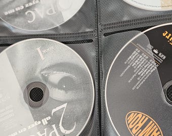 CD de rap vintage de 2 Pac con maleta. Mucha música rap, algunos personalizados. 59 CD usados.