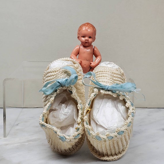 Vintage Hand Crocheted Baby Shoes, Crib Shoes, In… - image 4