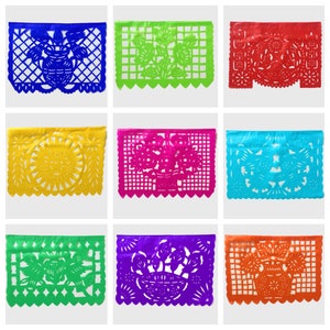 K&ouml;nnte beinhalten: Neun bunte Papierbanner mit filigranen Ausschnitten. Die Banner sind in verschiedenen Farben, darunter Blau, Gr&uuml;n, Rot, Gelb, Pink, Hellblau, Dunkelgr&uuml;n, Lila und Orange. Die Designs zeigen Blumen, Bl&auml;tter und andere dekorative Elemente.