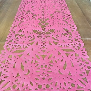 Chemin de table papel picado mexicain, tissu synthétique rose, décorations fiesta, articles de fête, dessus de table, motif dentelle talavera