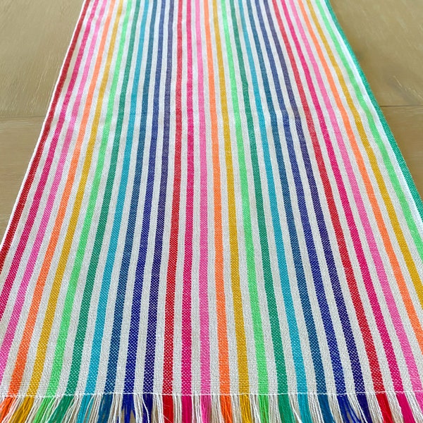 Runner da tavola arcobaleno, tovaglia o tovaglioli. Tessuto a righe bianche colorate, tessuto messicano, arredamento Boho chic, arredamento da tavola del sud-ovest