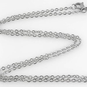 Puede incluir: Un collar de cadena de plata con cierre de langosta.