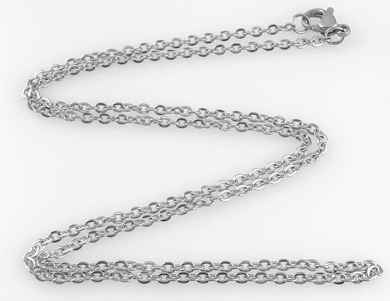 Puede incluir: Un collar de cadena de plata con cierre de langosta.
