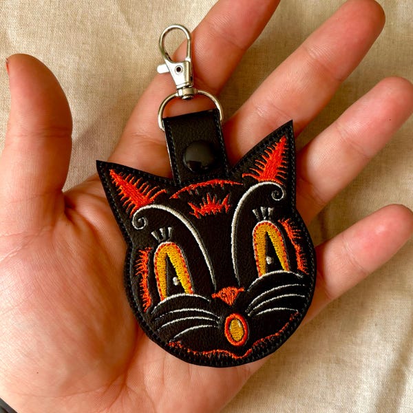 Johanna Parker Howling Cat Jack - sleutelhanger van geborduurd vinyl