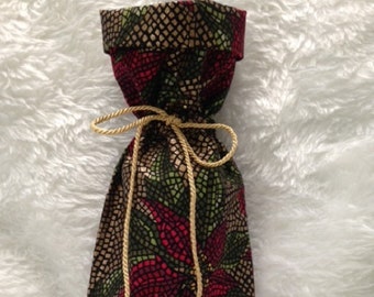 Set of 2 Poinsettia wine gift bags, fabric, lined, with drawstring.