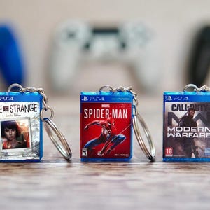 Miniatyr PS4-spelnyckelringar och magneter