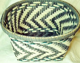 Cesta de sarga gris con un patrón de chevron