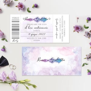 Può includere: Invito di nozze con un invito in stile biglietto e una carta con design ad acquerello. Il biglietto include i nomi "Romeo e Giulietta", i dettagli dell'evento e un codice a barre. La carta ha gli stessi nomi in elegante scrittura.