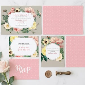 Può includere: Un set di cancelleria per matrimoni con illustrazioni floreali di rose rosa e gialle su sfondo tortora, abbinato a cartoncini rosa a pois bianchi. I cartoncini includono testo per inviti, RSVP e ringraziamenti, oltre a un timbro per ceralacca.