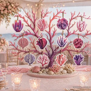 Può includere: Centrotavola a tema corallo, con un albero di corallo rosa adornato con vari ornamenti di corallo. La base presenta coralli e conchiglie. La scena è ambientata su un tavolo con composizioni floreali e candele.
