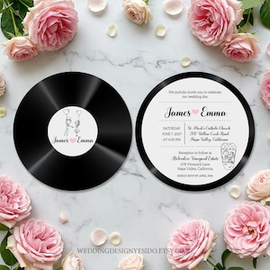 Può includere: Inviti di nozze a forma di disco in vinile nero con i nomi "James" e "Emma" e un disegno di una coppia con palloncini. L'invito include data, ora, luogo e dettagli del ricevimento, circondato da rose rosa.
