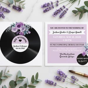 Può includere: Un set di partecipazioni di nozze quadrate con un disco in vinile nero decorato da fiori viola e una carta abbinata con il testo: You are invited to the wedding of Jackson Darker & Harper Bennett, Saturday, May 18, 2028, 4:30 PM.