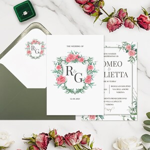 Può includere: Set di partecipazioni di nozze con un biglietto d'invito bianco ornato di rose rosa e foglie verdi, una busta e un secondo biglietto. Sono presenti anche un portagioie e una chiave.