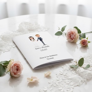 Può includere: Un programma di nozze bianco con i nomi "Luca e Nicoletta" e la data "11.05.2019" stampati sulla copertina. Il programma presenta un'illustrazione di una sposa e uno sposo. Rose rosa e pizzo decorano i bordi.