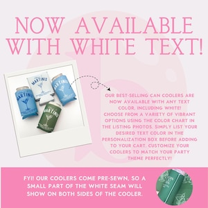 K&ouml;nnte beinhalten: Vier isolierte Getr&auml;nkedosenk&uuml;hler mit wei&szlig;em Text, der "Martini's" lautet, und einer Martini-Glasgrafik. Die K&uuml;hler sind in den Farben Blau, Gr&uuml;n und Hellblau. Der Text "NOW AVAILABLE WITH WHITE TEXT!" befindet sich oben im Bild. Der Text "FY!! OUR COOLERS COME PRE-SEWN, SO A SMALL PART OF THE WHITE SEAM WILL SHOW ON BOTH SIDES OF THE COOLER." befindet sich unten im Bild.