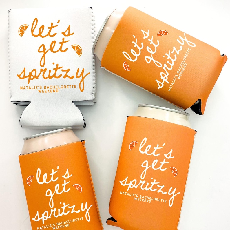 Gepersonaliseerde Spritz Bachelorette-blikkoelers | Cocktailbruidsgunsten | Vrijgezellenfeest | Strandblikkoelers | Oranje vrijgezellenfeest afbeelding 1