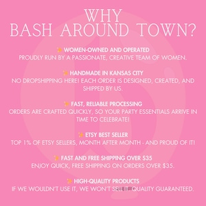 K&ouml;nnte beinhalten: Rosaer Hintergrund mit wei&szlig;em Text, der erkl&auml;rt, warum man bei Bash Around Town einkaufen sollte. Der Text hebt hervor, dass der Shop in Frauenhand ist und von Frauen betrieben wird, in Kansas City handgefertigt ist, eine schnelle und zuverl&auml;ssige Abwicklung bietet, zu den Top-Etsy-Verk&auml;ufern geh&ouml;rt und kostenlosen Versand f&uuml;r Bestellungen &uuml;ber 35 $ bietet. Der Text besagt auch, dass der Shop hochwertige Produkte anbietet.