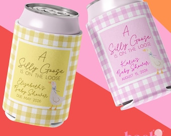 Un pequeño ganso travieso está en camino. Enfriadores de latas para baby shower, fundas personalizadas para latas, recuerdos personalizados para fiestas de baby shower, baby shower para niña.